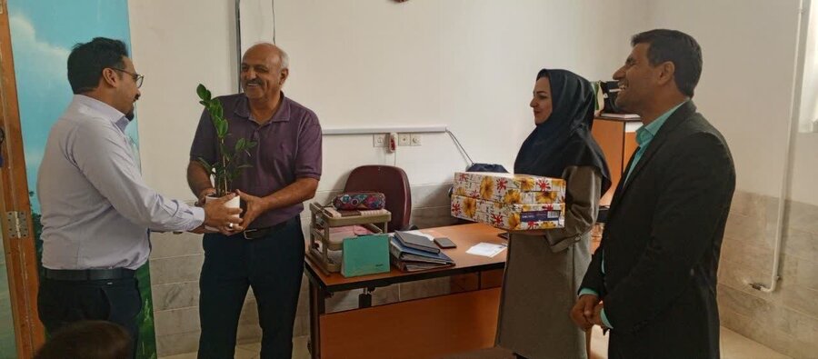 تجلیل از کارشناس کاردرمانگر مرکز جامع تلاش زارچ