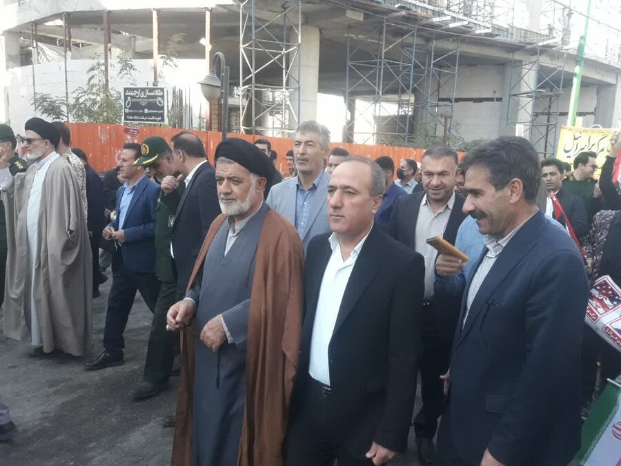 به روایت تصویر / سید مهران کشاورز، سرپرست اداره کل بهزیستی استان با همراهی کارکنان این اداره کل در راهپیمایی ۱۳ آبان یاسوج حضور یافت.