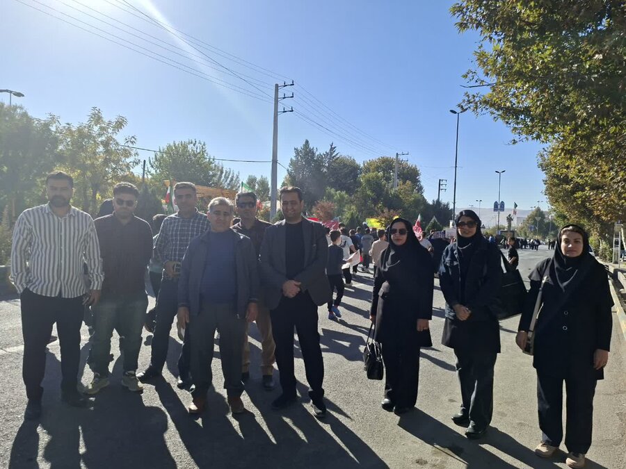 حضور گسترده مدیرکل و کارکنان بهزیستی کردستان در راهپیمایی یومالله ۱۳ آبان