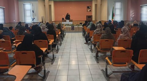 بندرعباس | کارگاه آموزش خانواده با محوریت پیشگیری از آسیبهای اجتماعی