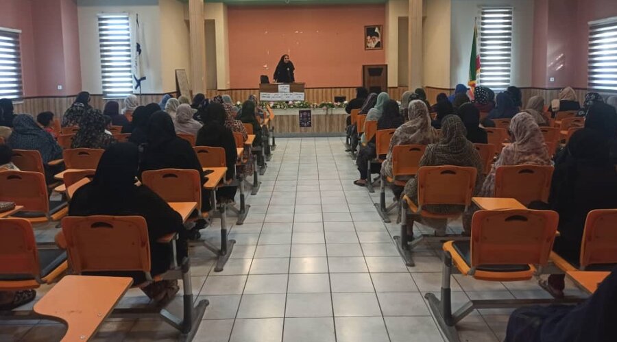 بندرعباس | کارگاه آموزش خانواده با محوریت پیشگیری از آسیبهای اجتماعی