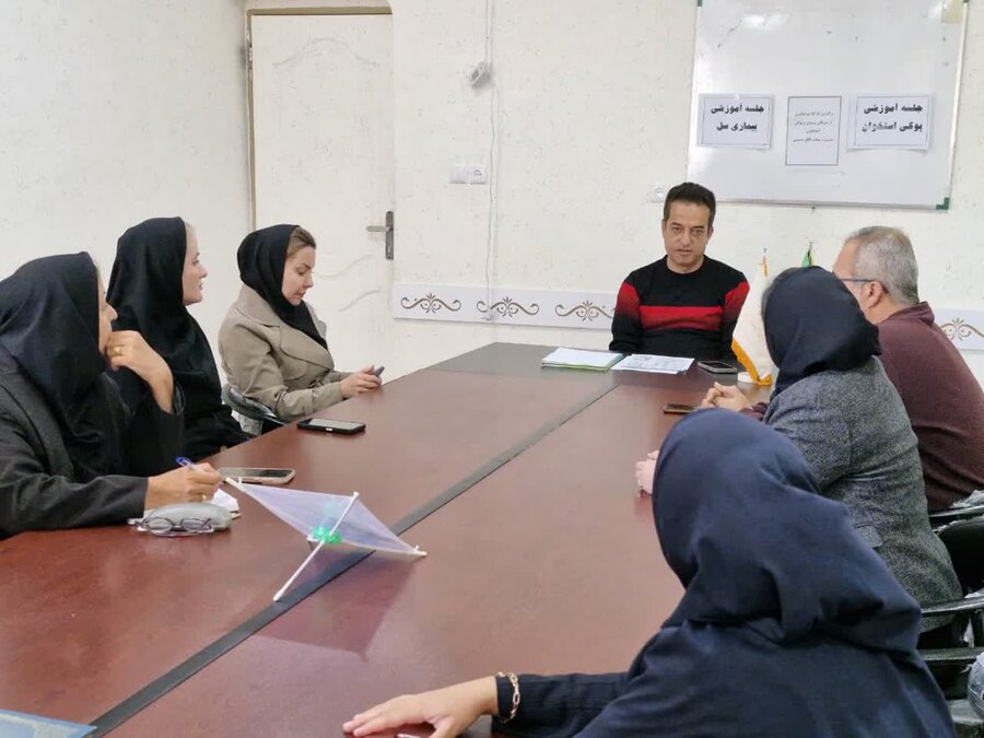 کارگاه آموزشی پیشگیری از بیماری سل و پوکی استخوان برای مددکاران بهزیستی بانه برگزار شد 