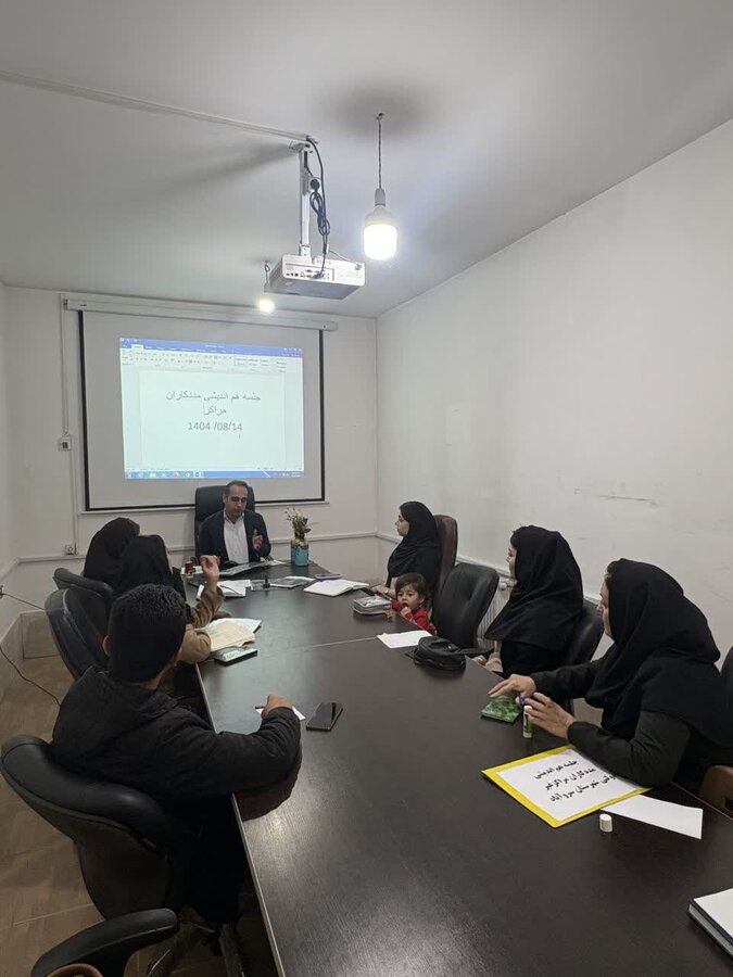 جلسه هم‌اندیشی مددکاران مراکز غیردولتی بهزیستی در سروآباد برگزار شد 