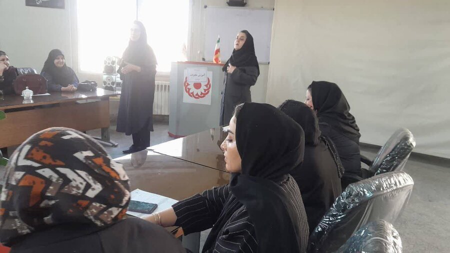 فیروزکوه | برگزاری دوره آموزشی غربالگری سلامت جسمی برای بانوان سرپرست خانوار 