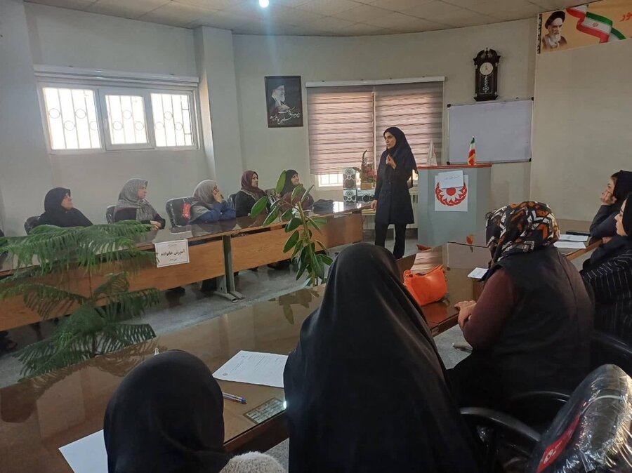 فیروزکوه | برگزاری دوره آموزشی غربالگری سلامت جسمی برای بانوان سرپرست خانوار 