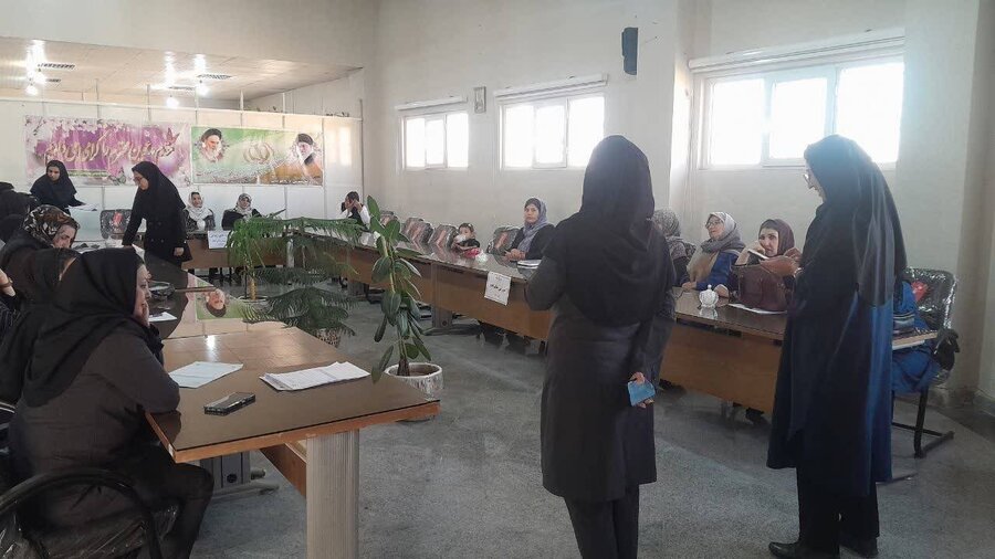 فیروزکوه | برگزاری دوره آموزشی غربالگری سلامت جسمی برای بانوان سرپرست خانوار 