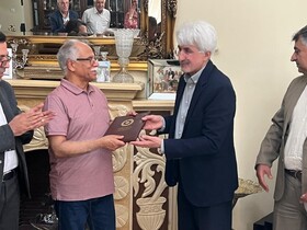 حضور مدیرکل بهزیستی فارس و معاونین در منزل معاون اسبق بهزیستی فارس