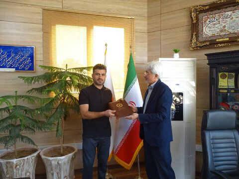 تقدیر مدیرکل بهزیستی فارس از وحید بهمنی؛ جوانی که فعالیتش در مناطق کم برخوردار شیراز جلوه ای از مسئولیت پذیری نسل امروز است