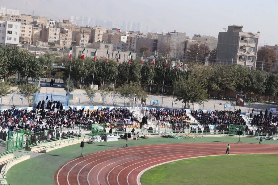 شهر قدس | ۵ هزار دانش‌آموز در ورزشگاه شهدا علیه استکبار جهانی فریاد زدند/ تقدیر از دانش‌آموزان نخبه 