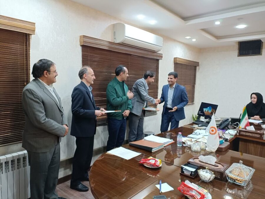 تقدیر از همکاران برگزیده در جلسه کمیته مدیریت عملکرد اداره‌کل بهزیستی استان