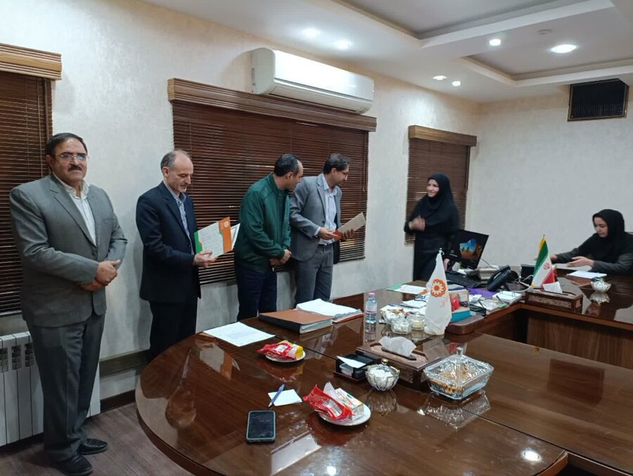 تقدیر از همکاران برگزیده در جلسه کمیته مدیریت عملکرد اداره‌کل بهزیستی استان