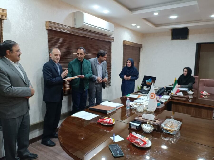 تقدیر از همکاران برگزیده در جلسه کمیته مدیریت عملکرد اداره‌کل بهزیستی استان