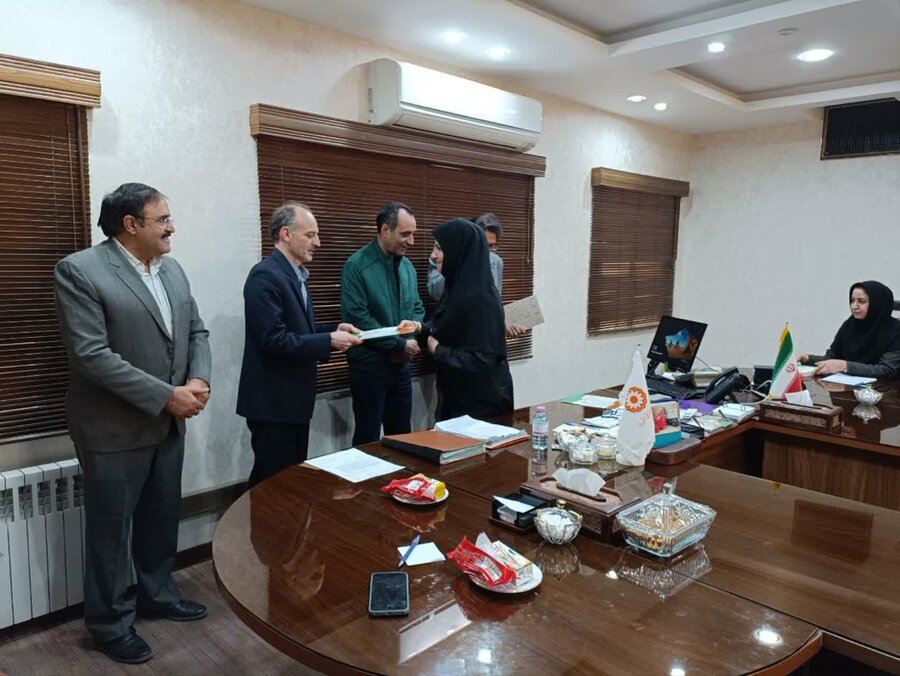 تقدیر از همکاران برگزیده در جلسه کمیته مدیریت عملکرد اداره‌کل بهزیستی استان