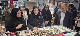 بازدید مسئولان سازمان بهزیستی کشور و منطقه آزاد کیش از غرفه‌های صنایع دستی و توانمندسازی بانوان کیش