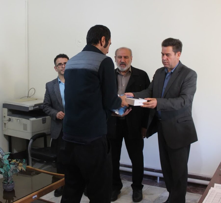 اردبیل| تحویل 24 دستگاه تبلت به خانواده افراد دارای معلولیت ساکن در مناطق کم برخوردار شهرستان اردبیل