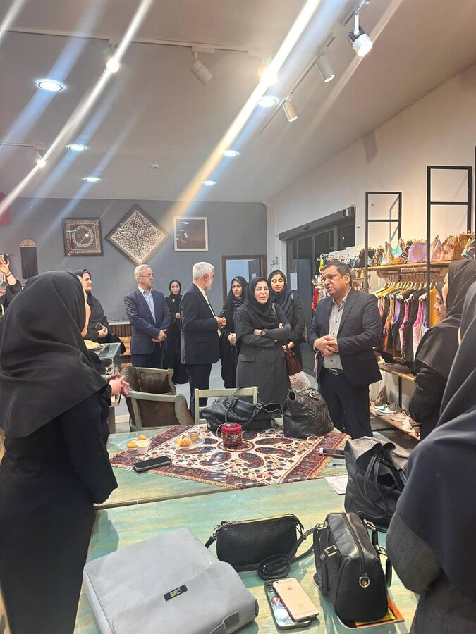بازدید مسئولان سازمان بهزیستی کشور و منطقه آزاد کیش از غرفه‌های صنایع دستی و توانمندسازی بانوان کیش