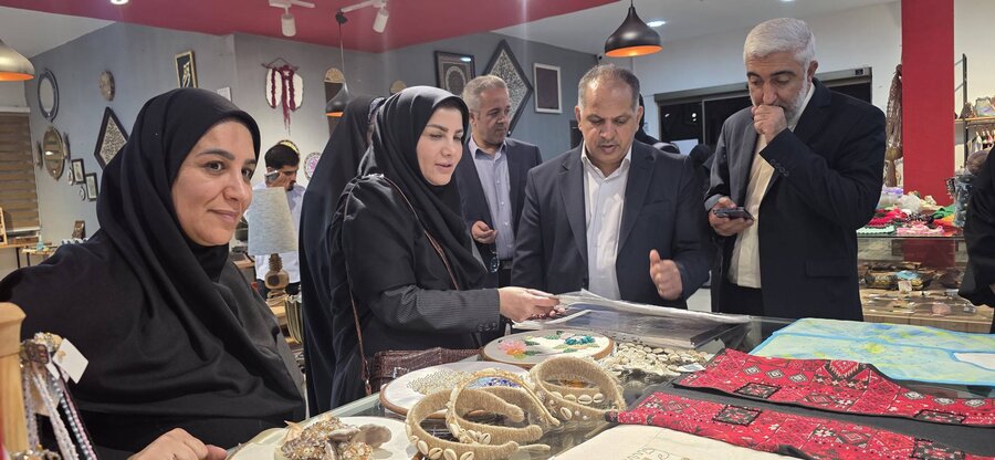 بازدید مسئولان سازمان بهزیستی کشور و منطقه آزاد کیش از غرفه‌های صنایع دستی و توانمندسازی بانوان کیش
