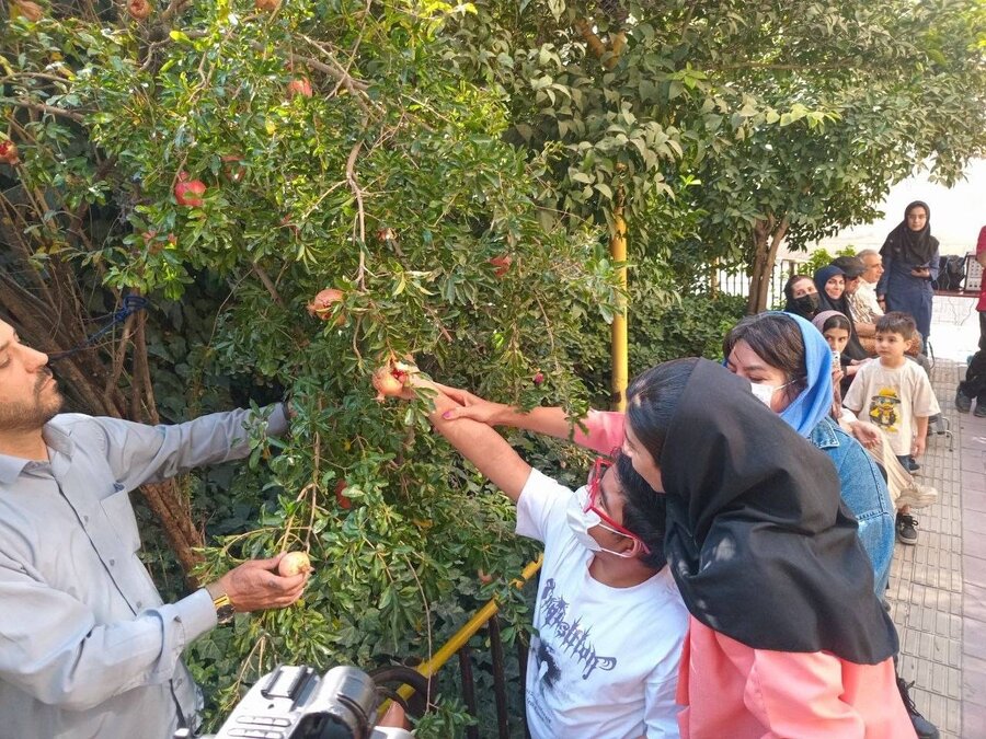 شهرتهران | جشن انار در مرکز توانبخشی نابینایان خزانه؛ کودکان با دستان کوچک خود زندگی را لمس کردند