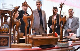 بازدید مدیرکل بهزیستی از نمایشگاه محصولات مددجویان