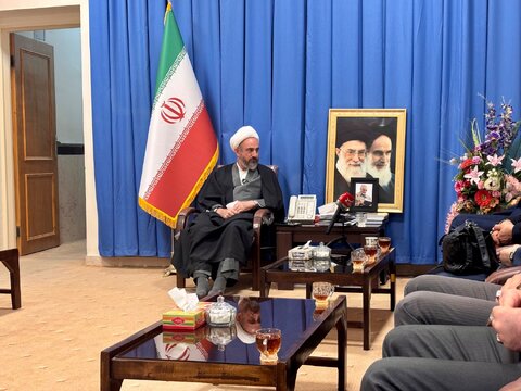 گزارش تصویری| دیوار معاون وزیر و رئیس سازمان بهزیستی کشور با امام جمعه ایلام