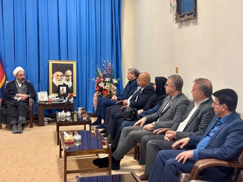 گزارش تصویری| دیوار معاون وزیر و رئیس سازمان بهزیستی کشور با امام جمعه ایلام