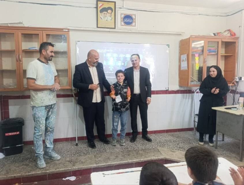 بازدید رئیس بهزیستی و رئیس انجمن معلولین از توان‌یاب دانش‌آموز و فوتبالیست اشنویه