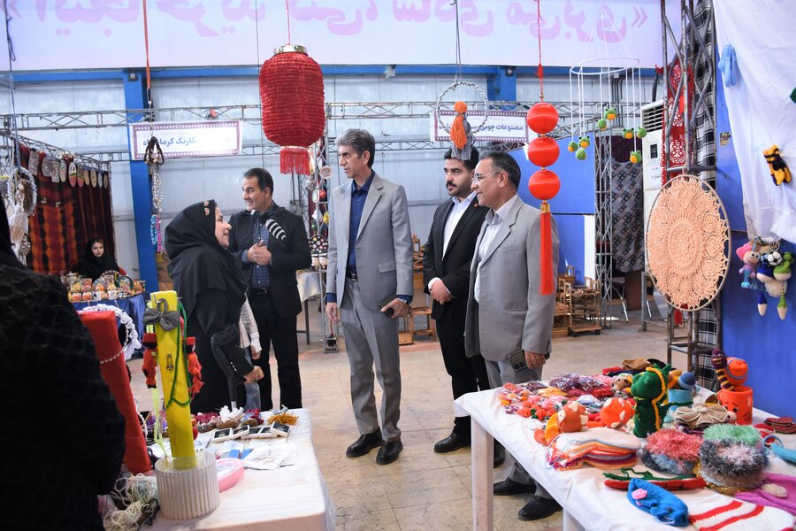 بازدید مدیرکل از نمایشگاه صنایع دستی