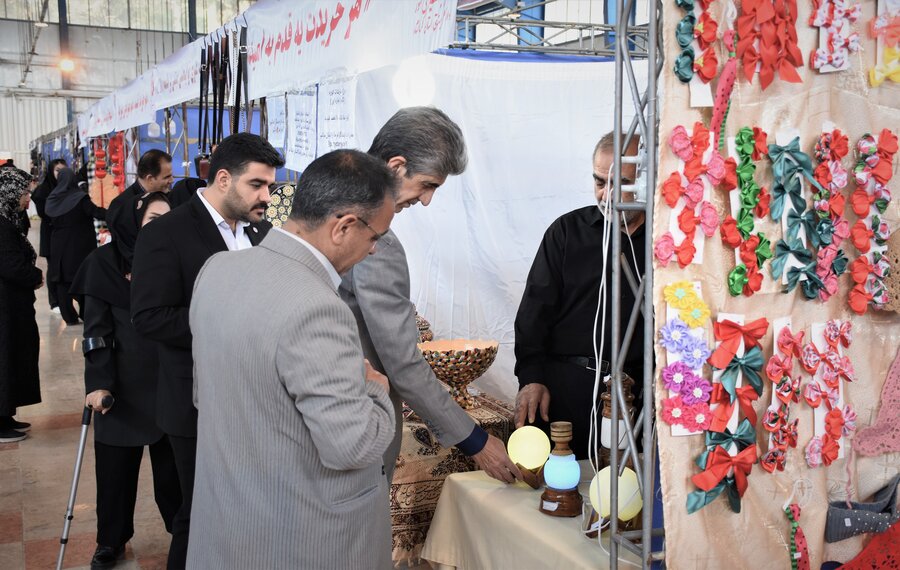 بازدید مدیرکل از نمایشگاه صنایع دستی
