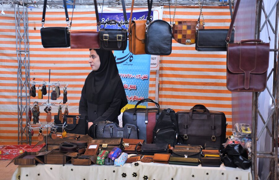 بازدید مدیرکل از نمایشگاه صنایع دستی