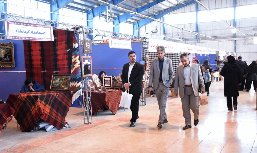 بازدید مدیرکل از نمایشگاه صنایع دستی