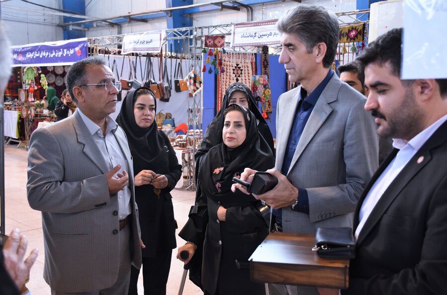 بازدید مدیرکل بهزیستی از نمایشگاه محصولات مددجویان