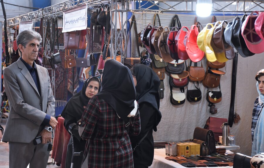 بازدید مدیرکل از نمایشگاه صنایع دستی