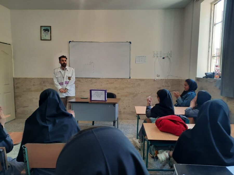 کارگاه مهارتهای زندگی در مدرسه شهید رجایی دیوزند قروه برگزار شد