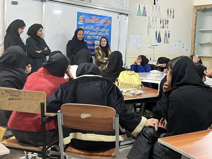 بازدید کارشناس استانی از روند اجرای طرح‌های مانا و خاتم در کامیاران
