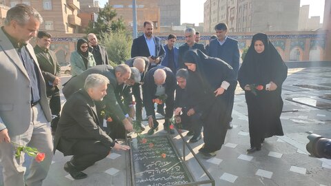گزارش تصویری | ادای احترام دستیار اجتماعی رییس جمهور به شهدای والا مقام استان اردبیل