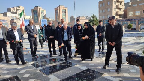 گزارش تصویری | ادای احترام دستیار اجتماعی رییس جمهور به شهدای والا مقام استان اردبیل