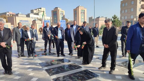 گزارش تصویری | ادای احترام دستیار اجتماعی رییس جمهور به شهدای والا مقام استان اردبیل