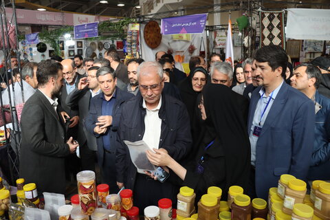 گزارش تصویری| بازدید دستیار اجتماعی رئیس‌جمهور و استاندار اردبیل از نمایشگاه توانمندی‌های بانوان و کسب‌وکارهای خانگی استان