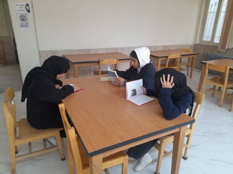 فیروزکوه | بازدید دختران شبانه روزی  آفتاب نساء از کتابخانه به مناسبت هفته کتاب