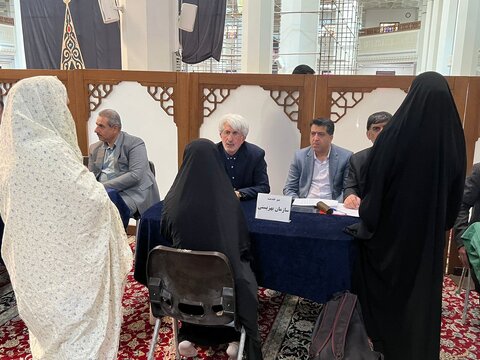 حضورمدیر کل و مسئولان بهزیستی فارس در میز ارتباطات مردمی امام جمعه معزز شیراز
