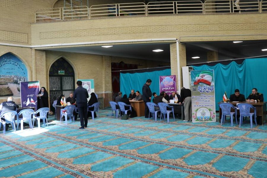 تعامل نزدیک بهزیستی با مراجعین در برنامه میز خدمت مصلی امام خمینی(ره)