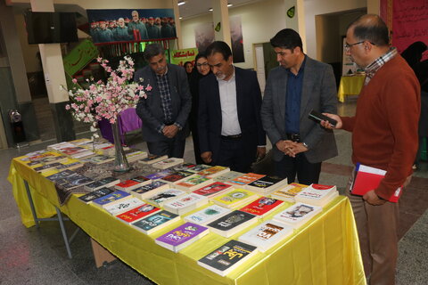 بازدید مدیرکل بهزیستی استان کرمان از نمایشگاه کتاب