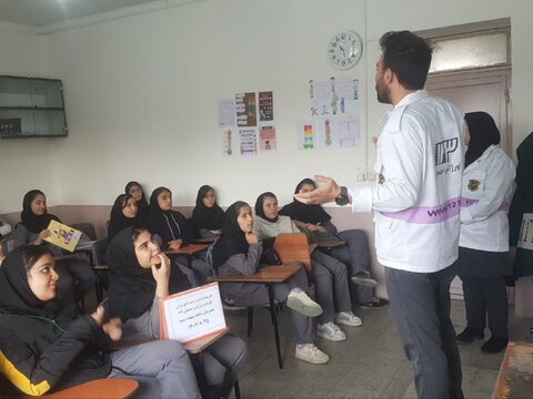 خدمات اورژانس اجتماعی ۱۲۳ در دبیرستان شاهد شهیده سمیه قروه ارائه شد