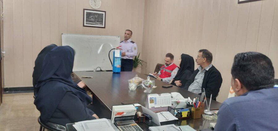 پردیس |برگزاری کلاسهای آموزشی آتش نشانی واطفا حریق توسط کارشناسان آتش نشانی
