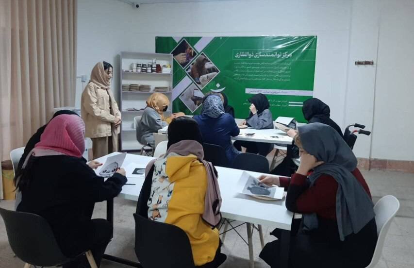 شهرتهران| شرکت دختران مرکز پردیس رفاه در دوره نقاشی روی سفال