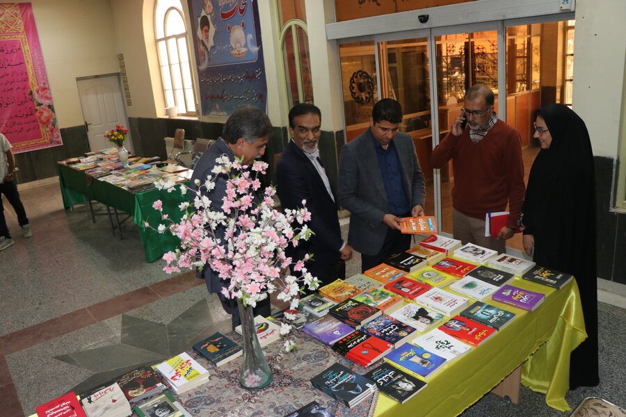 بازدید مدیرکل بهزیستی استان کرمان از نمایشگاه کتاب