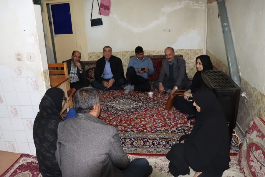 اهدای لپ‌تاپ به نخبه جوان با حضور مدیرکل بهزیستی استان مرکزی