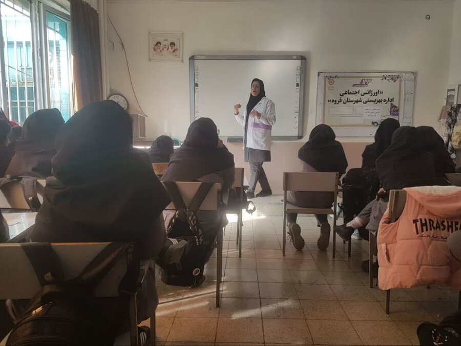 خدمات اورژانس اجتماعی ۱۲۳ در دبیرستان شاهد شهیده سمیه قروه برگزار شد