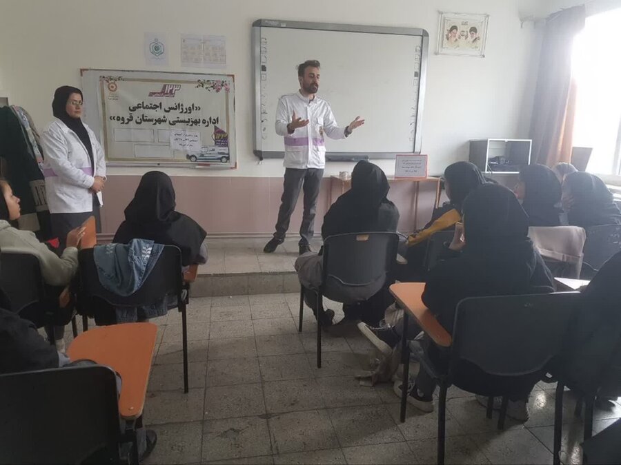 خدمات اورژانس اجتماعی ۱۲۳ در دبیرستان شاهد شهیده سمیه قروه برگزار شد