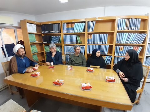 بازدید مدیر کل بهزیستی قم از بخش نابینایان کتابخانه آیت اللّه خامنه ای قم